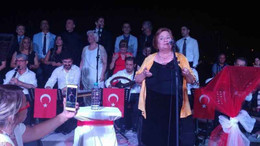 Müziğe olan aşkı yaş tanımadı, 70’inde sahnelere çıktı