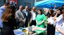 Öğrenciler elleriyle yaptıkları ürünleri depremzedeler için sattı