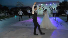 Çiftler artık düğünlerinde geleneksel dansı tercih ediyor