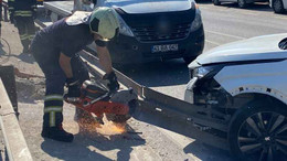 Otomobil bariyerlere ok gibi saplandı