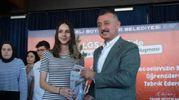 Başkan Büyükakın başarılı öğrencilerle bir araya geldi