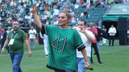 Demet Akalın, Kocaelispor için stadyumda konser verdi