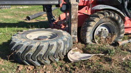 Freni boşalan iş makinası takla attı! Operatör sıkıştı