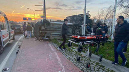 Cip ile çarpışan hafif ticari araç takla attı: Yaralılar var