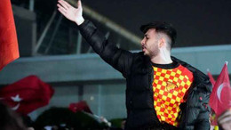 Galatasaraylı ve Fenerbahçeli taraftarlar, İstanbul Havalimanı’na akın etti