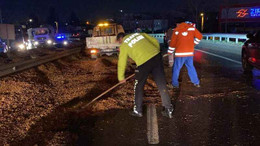 Tırın devrildiği kazada sürücü yaralandı