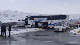 Yolcu otobüsü ile kamyonet çarpıştı: 11 yaralı