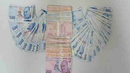 Arabanın üzerinde unuttuğu 30 bin lira yola saçıldı