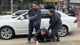 MİT destekli operasyon: Kaçak göçmenleri kağıt havluların arasına saklamışlar!