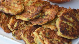 Yunan aşçılar patlıcan mücverini böyle yapıyorlar ve mücver asla yağ çekmiyor