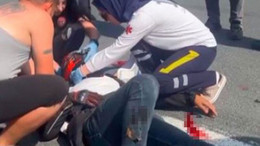 Motosikletten savrulan 2 kişi yaralandı
