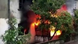 Komşuda akıllara durgunluk veren karı koca kavgası!