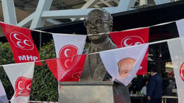 Uğur Mumcu anıtına MHP bayrakları sardılar