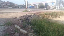 Kartepe’deki sokağın kaldırımlarını kaldırdılar