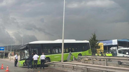 Körfez'de belediye otobüsü bariyerlere çarptı!
