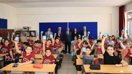 Çocuklara kumbara hediye edildi