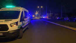 Kocaeli'de karşı şeride geçen tır otomobili biçti