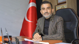 Ağzında puro, kulağında Selda Bağcan MHP’li eski başkan, ilçe yöneticiliğine razı oldu