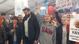 Hayvan severler kitap fuarını bastılar!