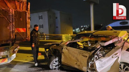 Kocaeli'de tıra arkadan çarpan otomobil hurdaya döndü