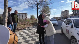 Kocaeli'de 3. denemesinde ehliyet sınavını geçen kadın halay çekti