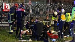 Otomobil gişelere daldı: Yaralılara itfaiye ve polisten yürek ısıtan hareketler