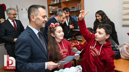 Kocaeli’de minikler karnelerini Vali Aktaş’ın elinden aldı