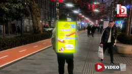 İzmit’te “yürüyen reklam” görenlerin dikkatini çekti