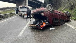 Kocaeli’de otomobil takla attı, trafik kilitlendi