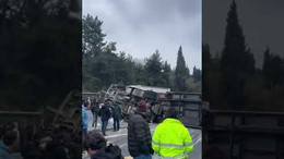 Kocaeli’de devrilen tır yolu kapattı