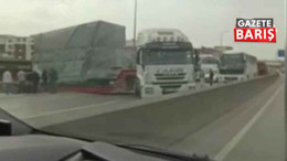 Kocaeli’de ana yola çıkmak isteyen tırın dorsesi askıda kaldı