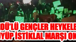 KOÜ’lü gençler heykele yürüyüp İstiklal Marşı okudu