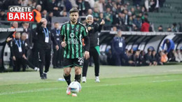 Ahmet asistleri elleriyle yapıyor