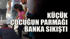 Küçük çocuğun parmağı banka sıkıştı