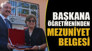 39 yıl önce mezun olmuştu.. Başkana öğretmeninden mezuniyet belgesi