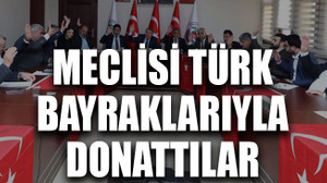 Meclisi Türk bayraklarıyla donattılar