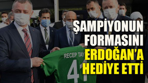Şampiyonun formasını Erdoğan’a hediye etti