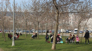 Kar yağışından ümidini kesen vatandaşlar sahilleri ve yeşil alanları doldurdu