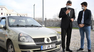 Babasının otomobilini akıllı araç yaptı!