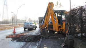Otomobil, doğalgaz çalışması yapan işçilerin arasına daldı!