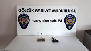Uyuşturucu ve silahla gezerken bekçilere yakalandı
