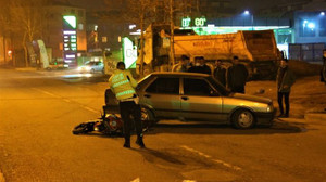 Otomobil ile çarpışan motosikletten yola savruldular!