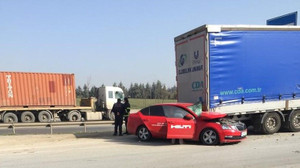 Park halindeki tıra çarptı, otomobilde sıkıştı