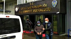 Araçların camını kırıp ziynet eşyası çalmışlar