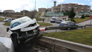 2 otomobil çarpıştı: bebek ve çocuklar yaralandı