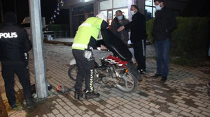 Motosiklet sürücüsü köpeğe çarpmamak için yola savruldu!