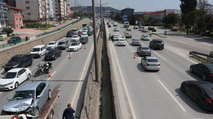 D-100’deki kazayı izlerken kaza yaptılar: Yaralılar var!