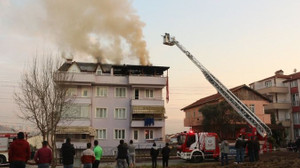 Alevlerin çatısını sardığı binada yaşayanları korna çalarak uyardı