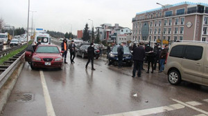 Yağış kaza getirdi...Köprü üstünde 6 araç birbirine girdi!