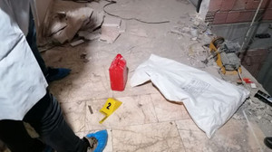 Benzin dökülüp yakılan dairede patlama